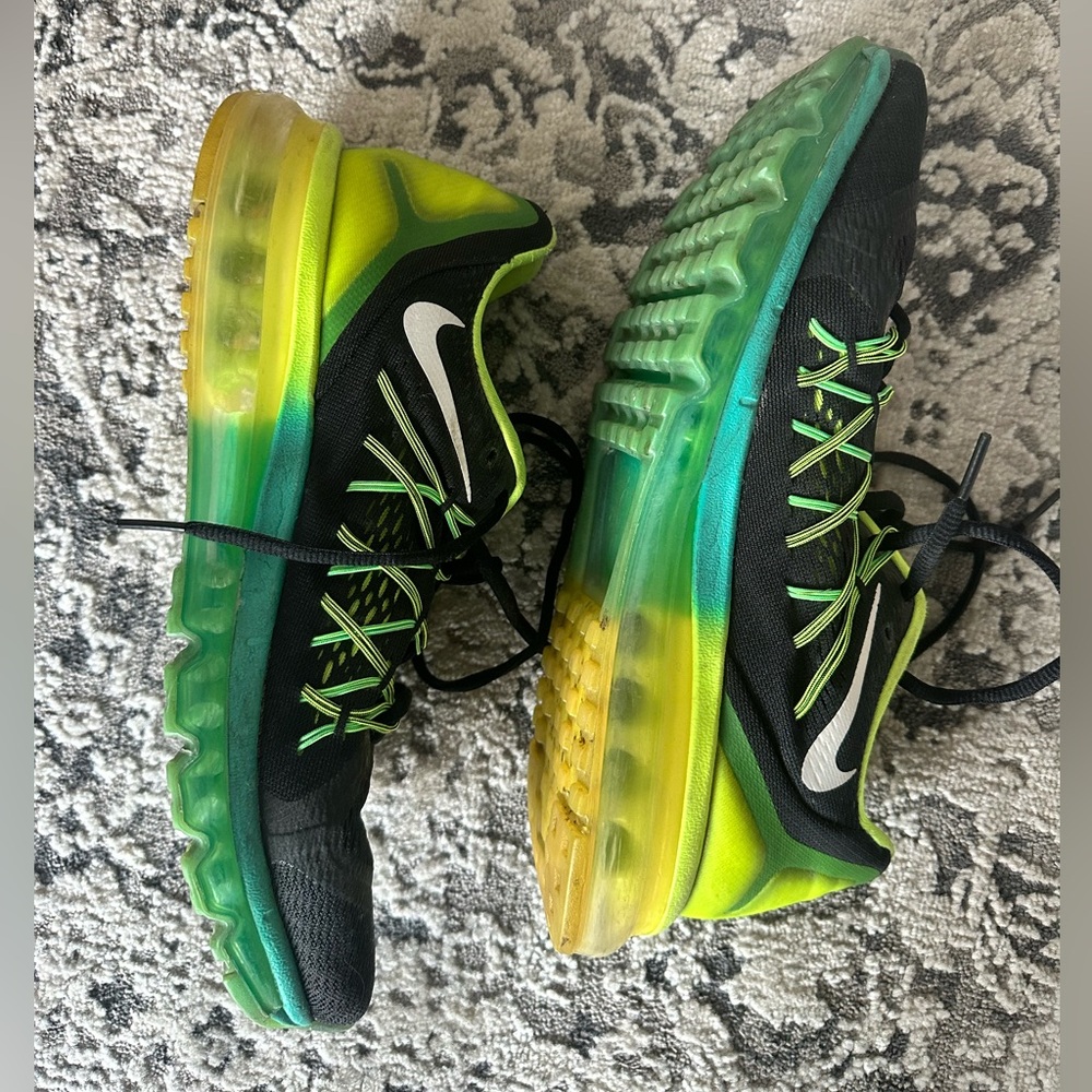 Men’s hardly worn green and yellow Nike air max sneakers. Size 10.5